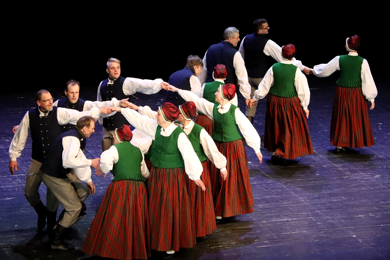Dejo tautas deju kolektīvs