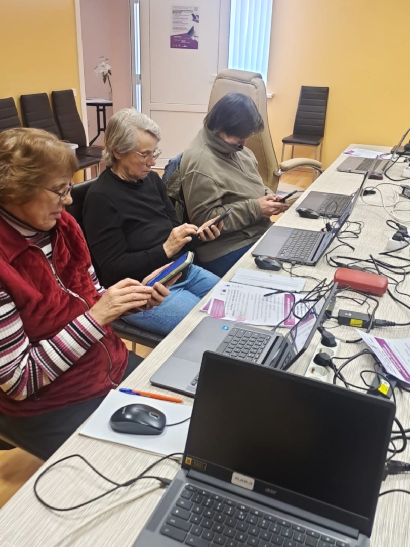 Seniori darbojas ar telefoniem