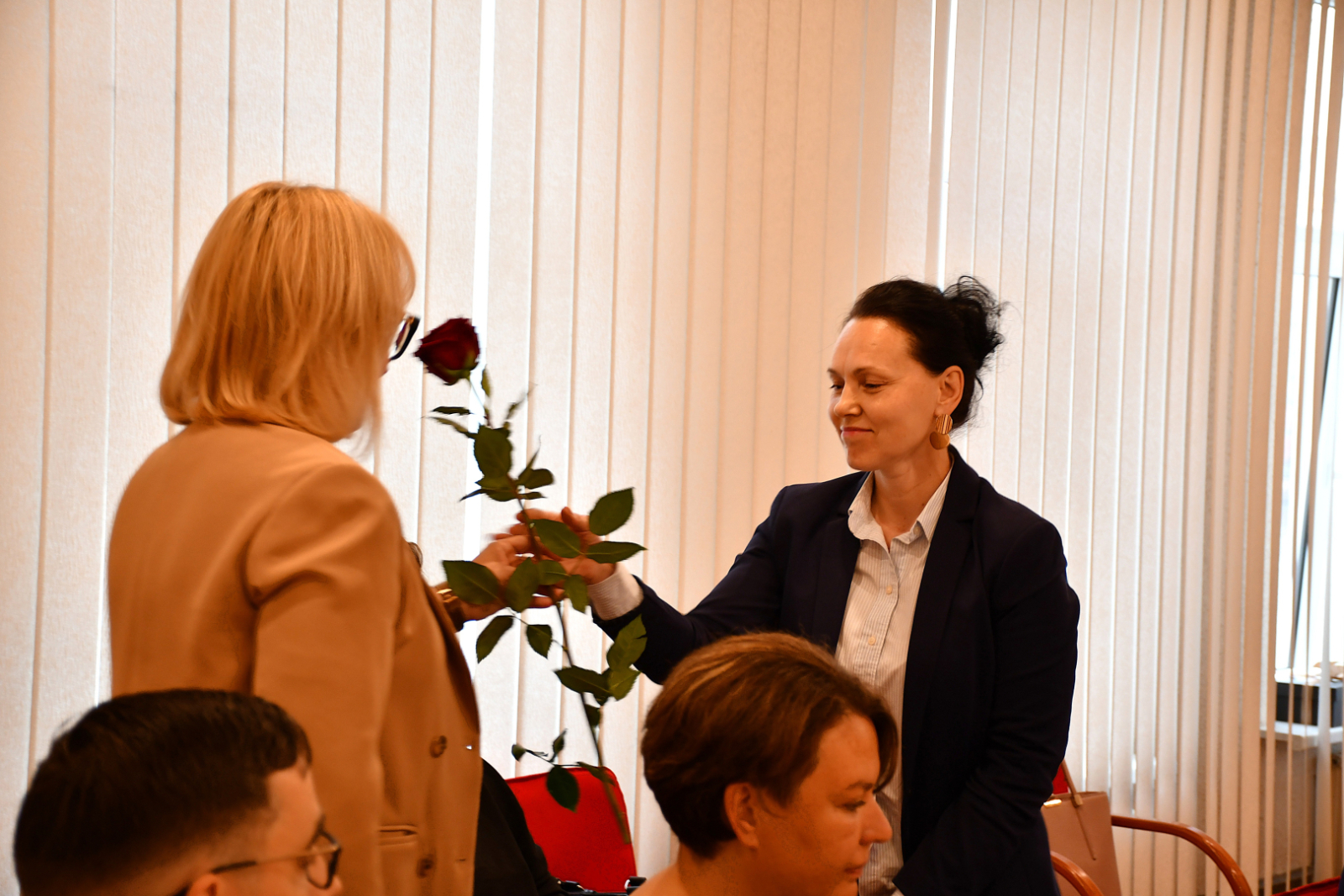 Jaunajiem deputātiem pasniedz ziedus