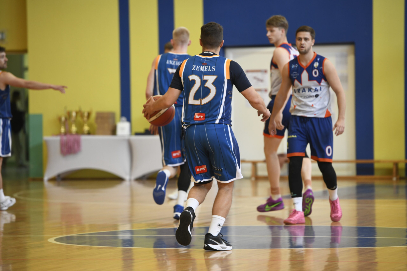 Spēlē basketbolu