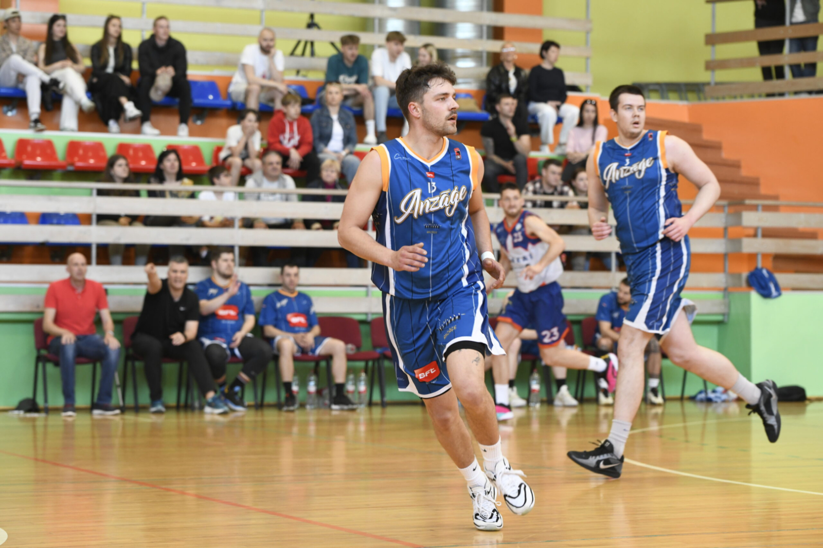 Spēlē basketbolu