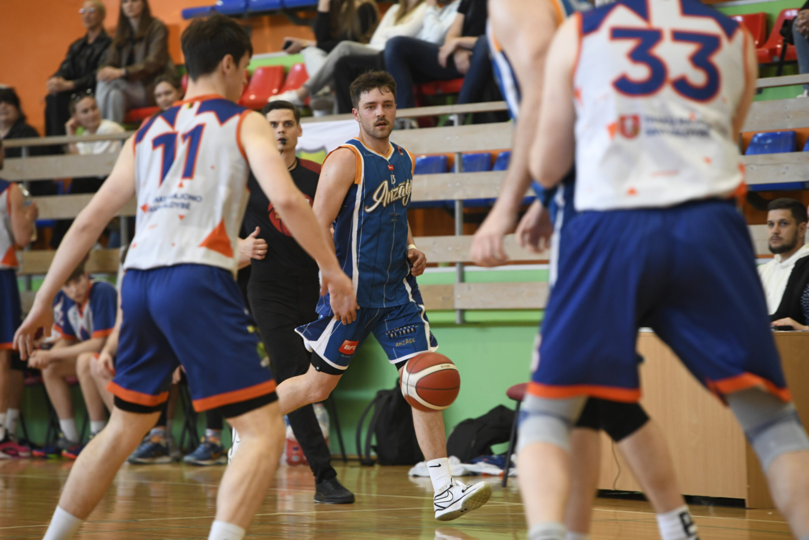 Spēlē basketbolu