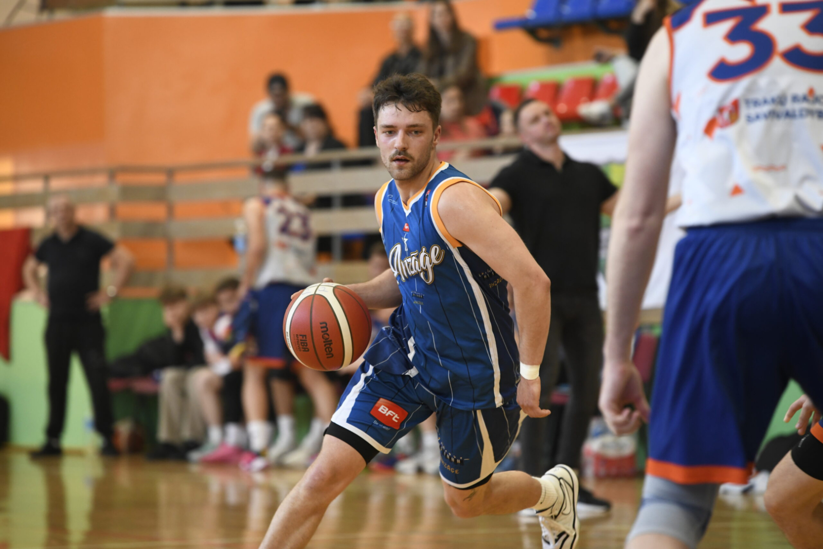 Spēlē basketbolu