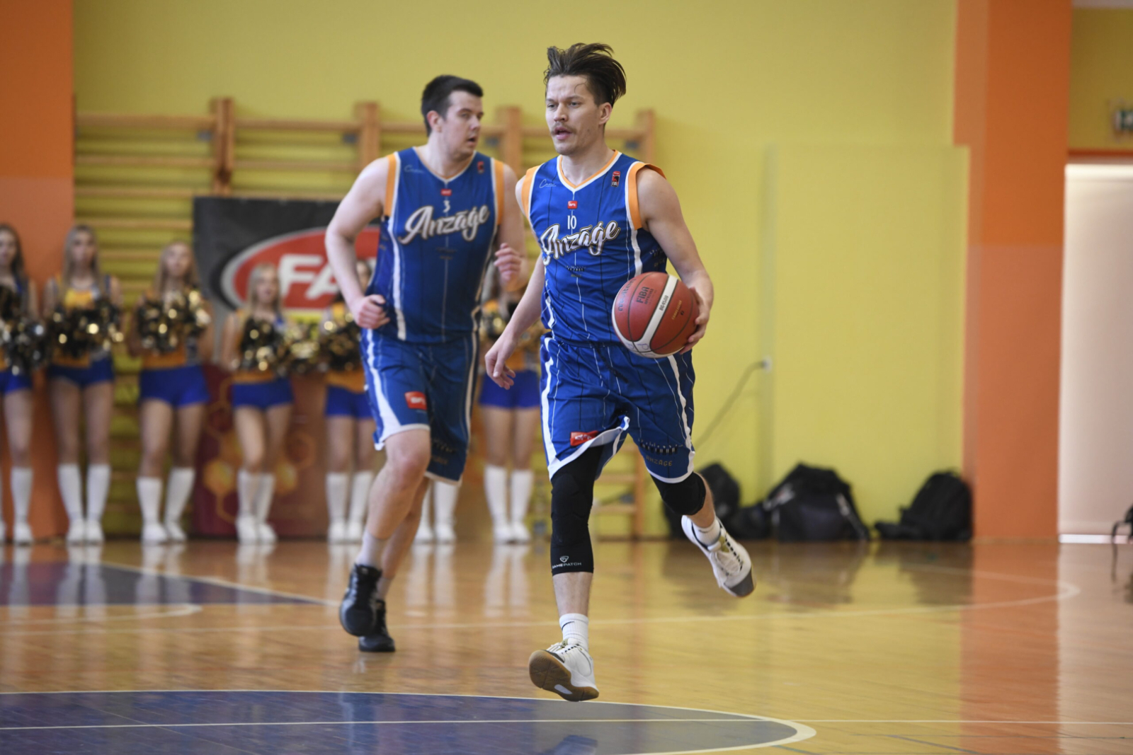 Spēlē basketbolu