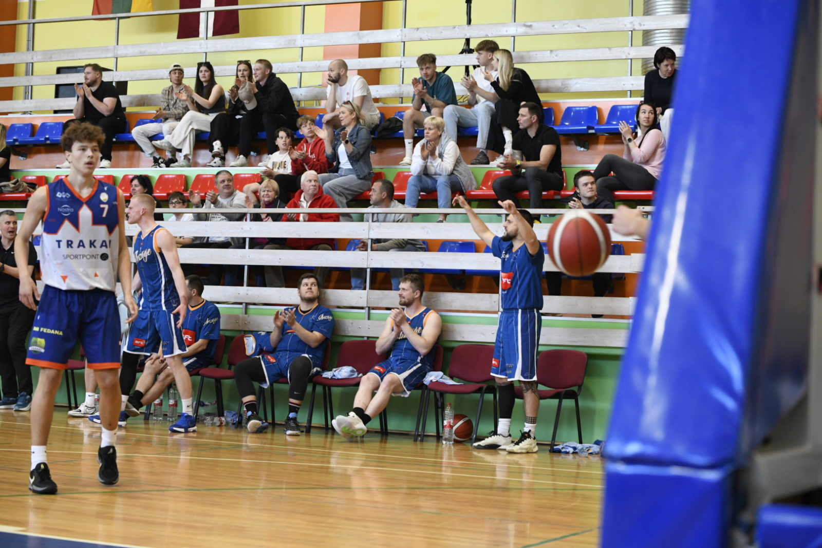 Spēlē basketbolu