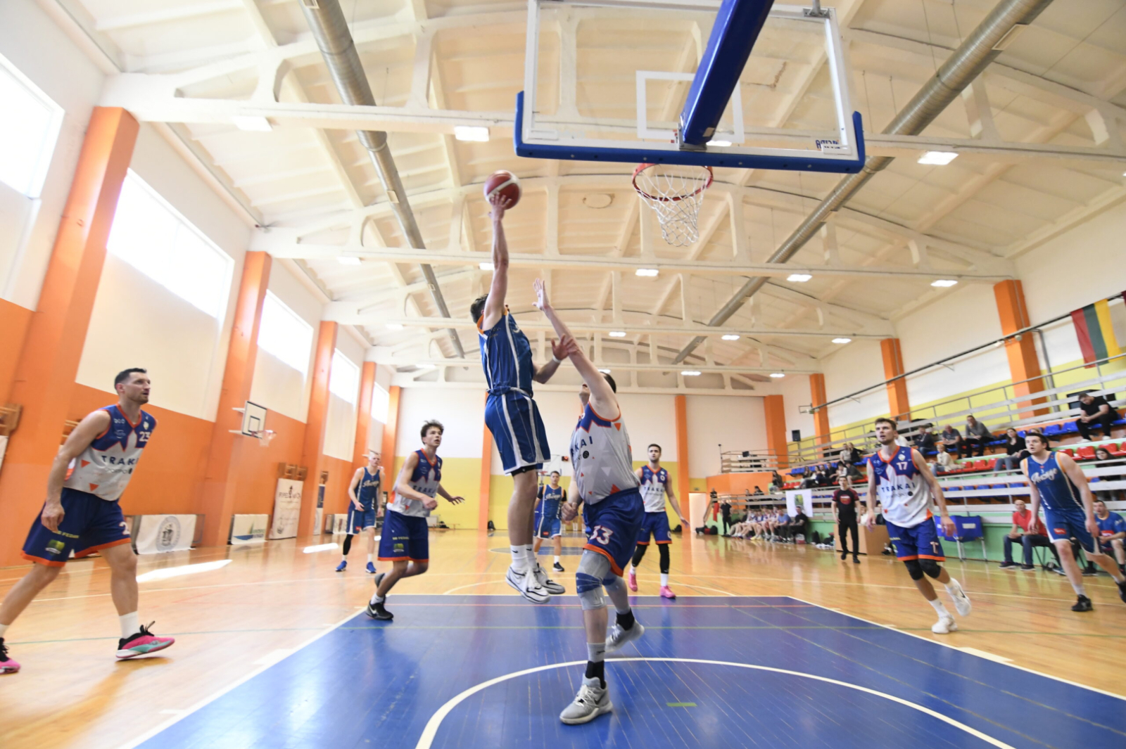 Spēlē basketbolu