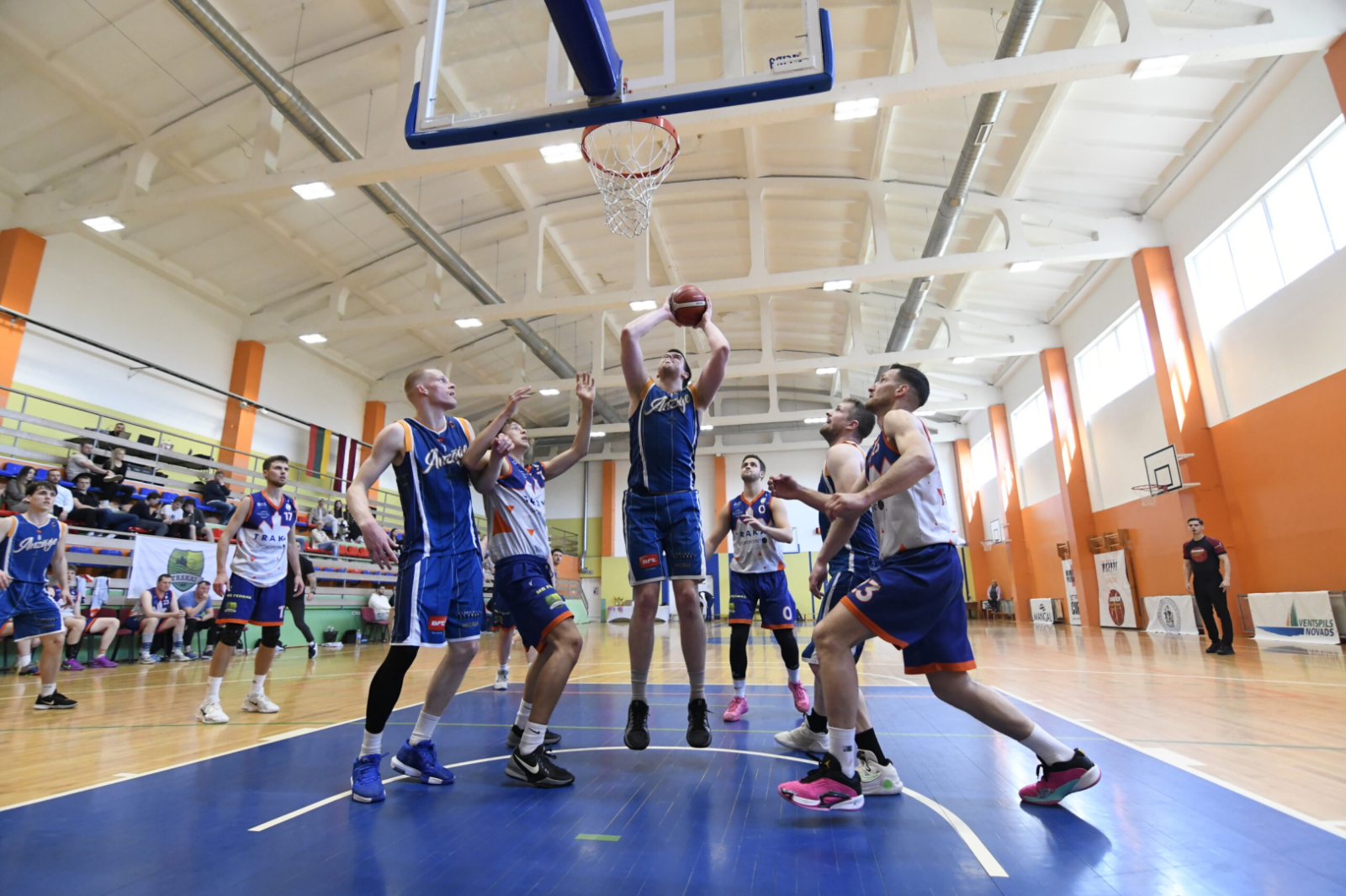 Spēlē basketbolu