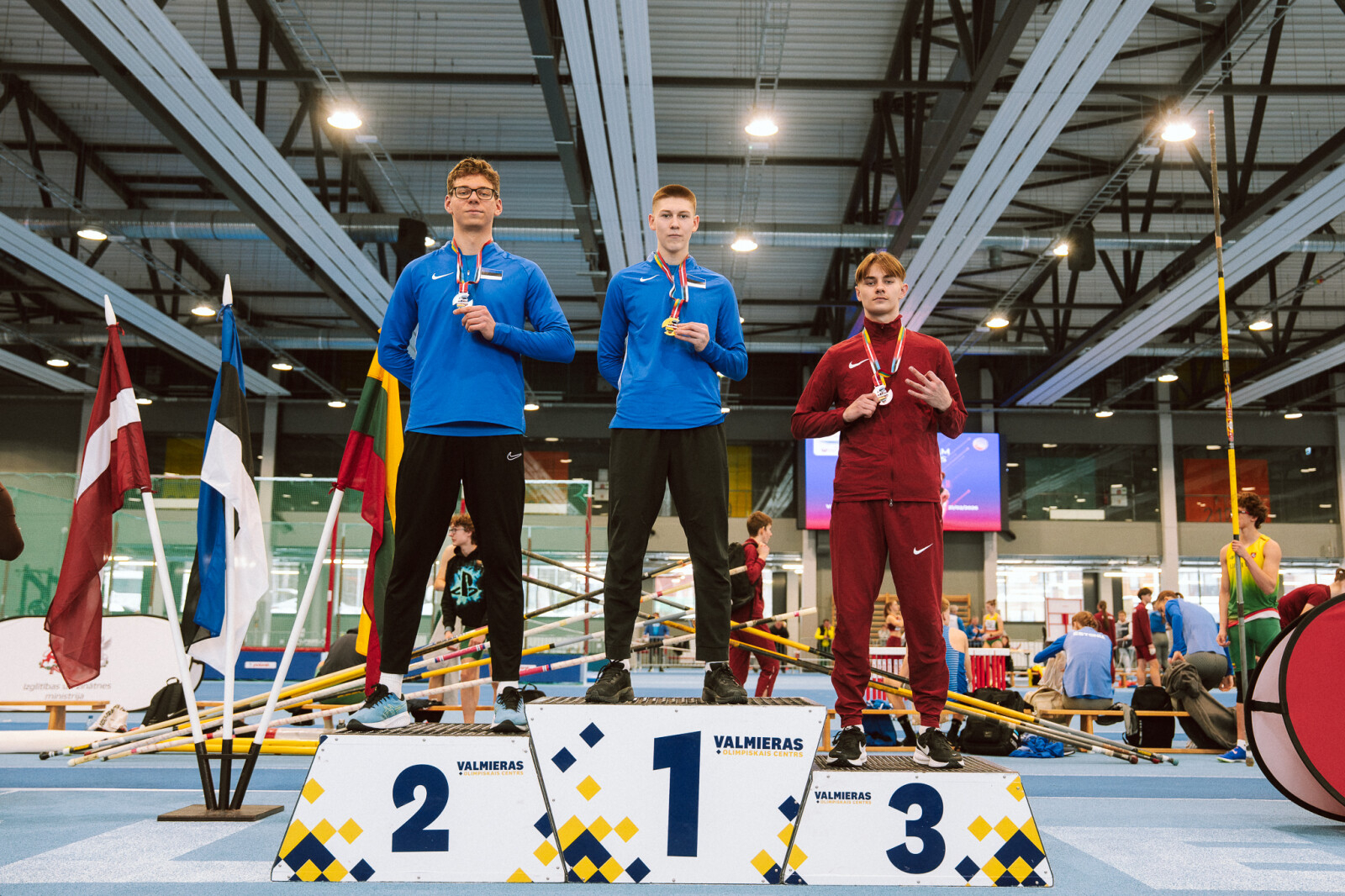 Jaunie sportisti uz pjedestāla 