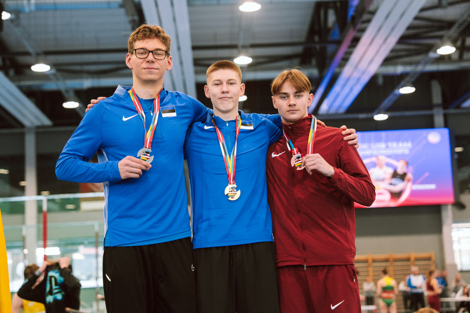 Jaunie sportisti uz pjedestāla 