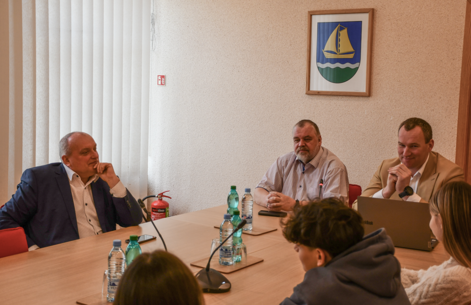 Vadība piedalās sarunās ar jauniešiem