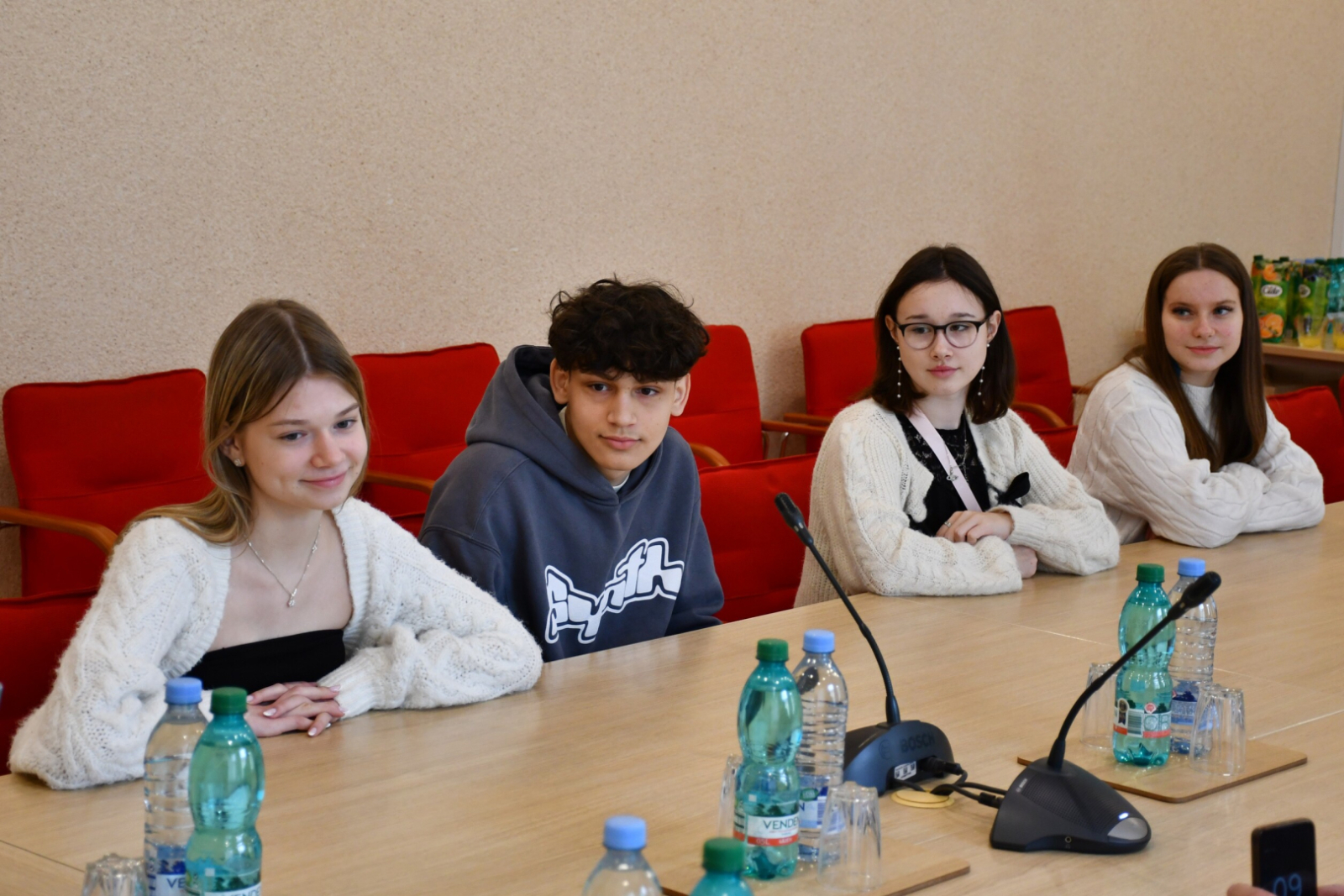 Jaunieši uzklausa domes priekšsēdētāju