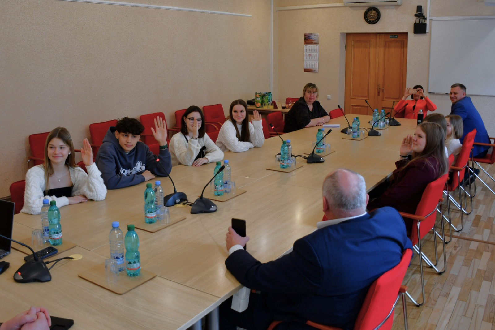 Jaunieši izmēģina kā tas ir, piedalīties domes sēdē