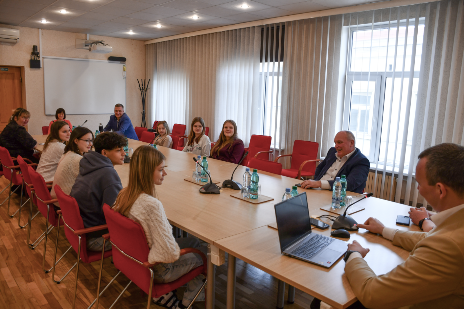 Ēnu dienas dalībnieki uzklausa priekšsēdētāju