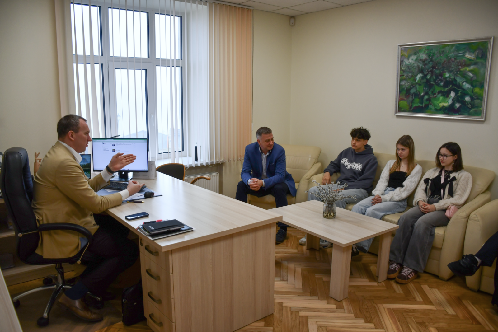 Jaunieši uzklausa domes priekšsēdētāju