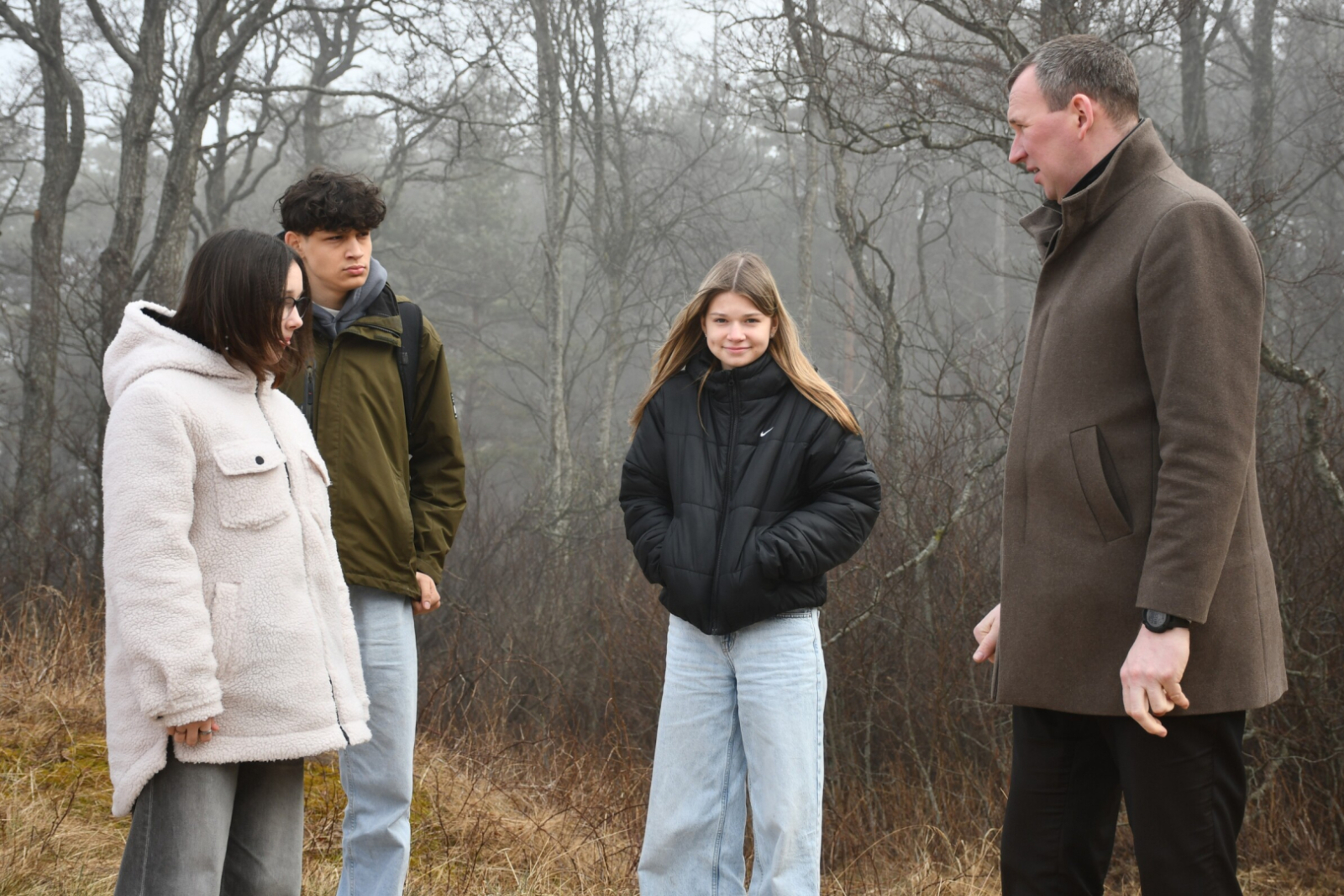 Jaunieši un priekšsēdētājs jūrā