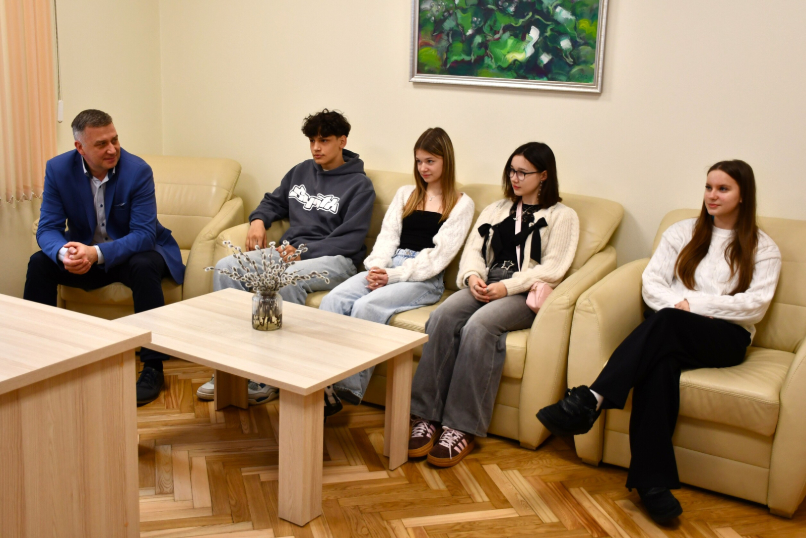 Jaunieši un izpilddirektors uzklausa priekšsēdētāju