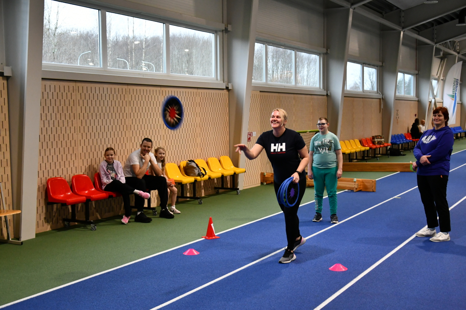 Lidojošo šķīvīšu stafete