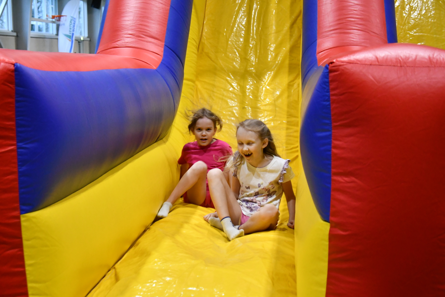 Bija izvietota piepūšamā atrakcija bērniem