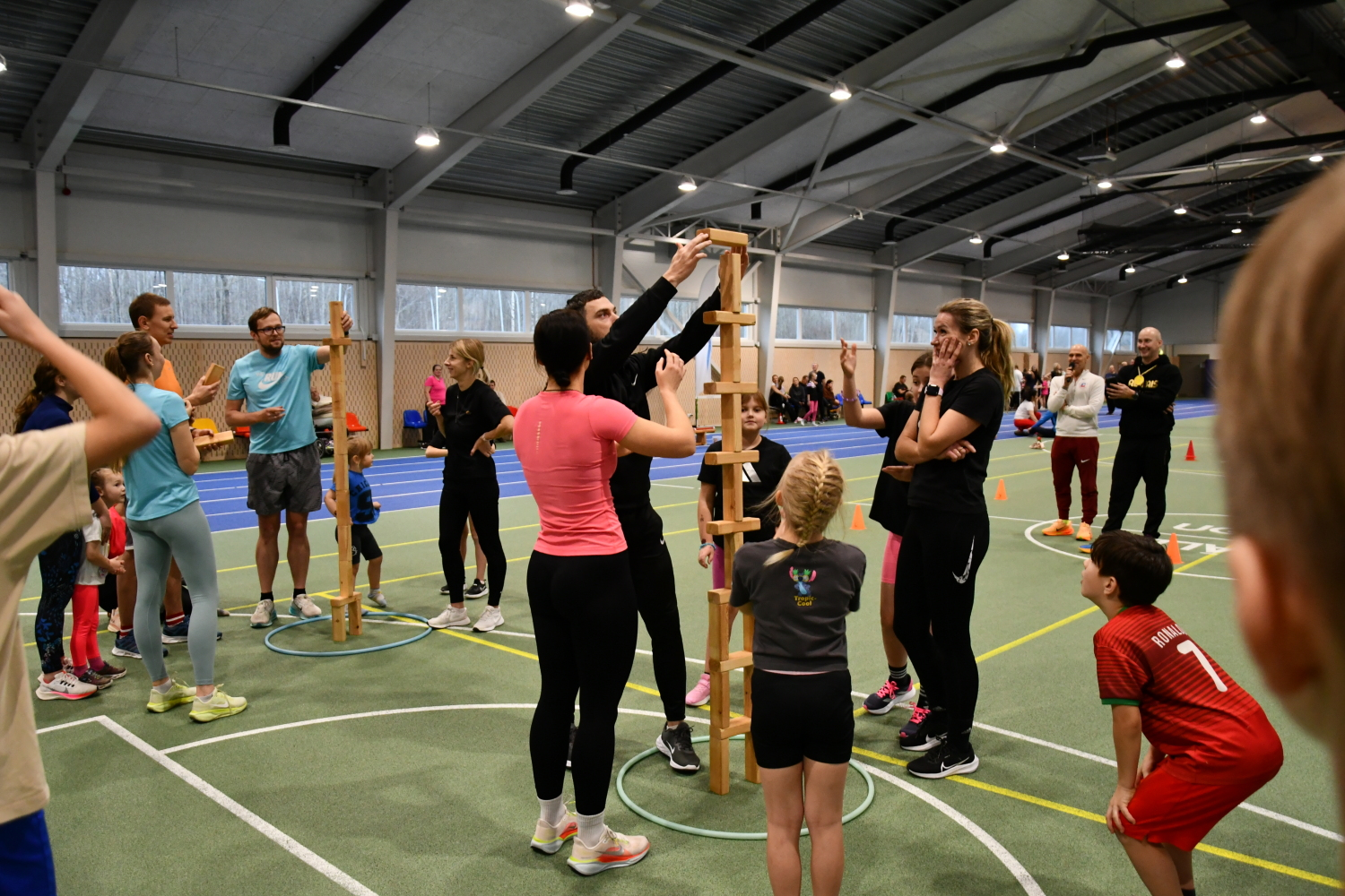 Ģimenes veido torni no stabiņiem