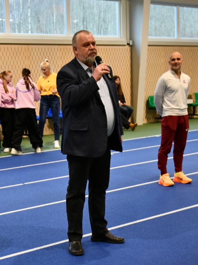 Guntis Mačtams atklāj Ģimeņu sporta dienu Ugālē