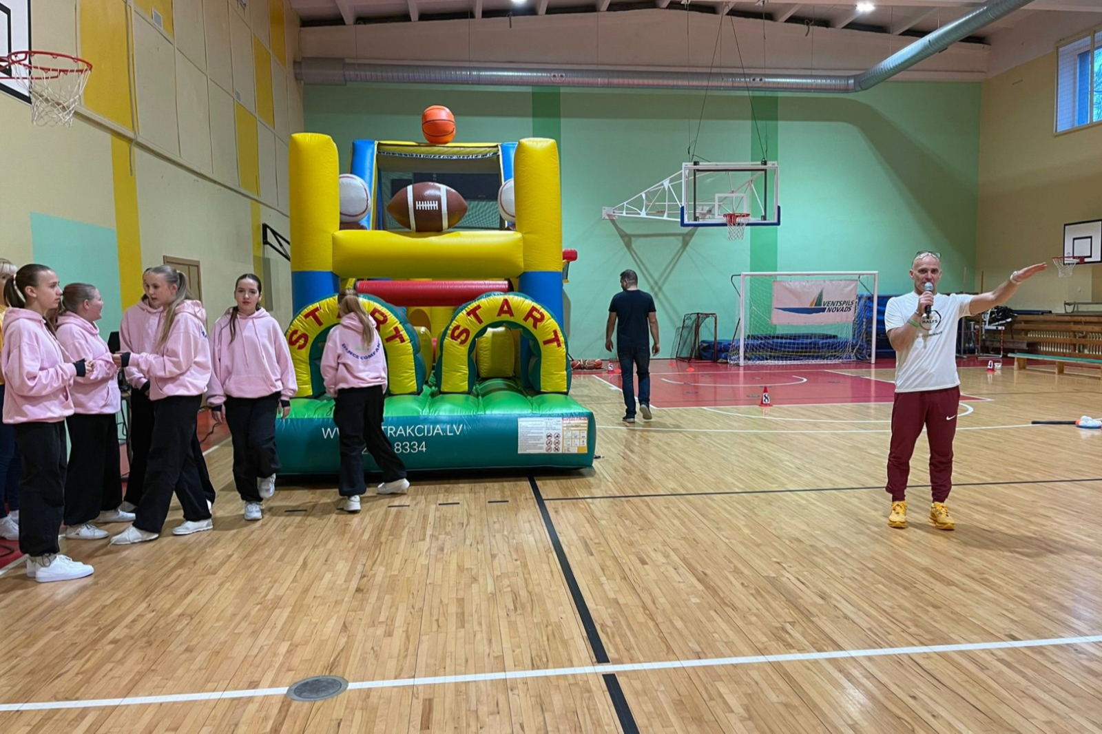 Aigars Matisons atklāj Ģimeņu sporta dienu Zūrās 