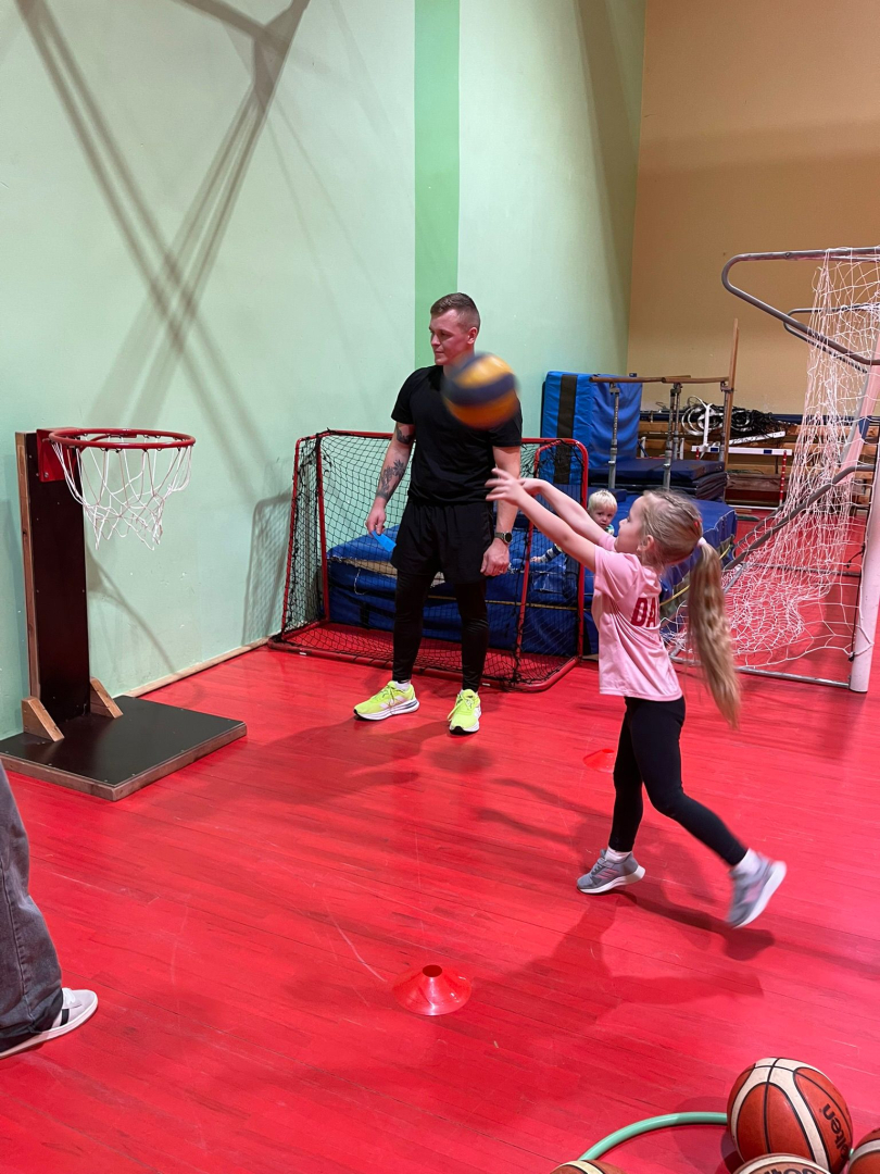 Meitene met bumbu grozā