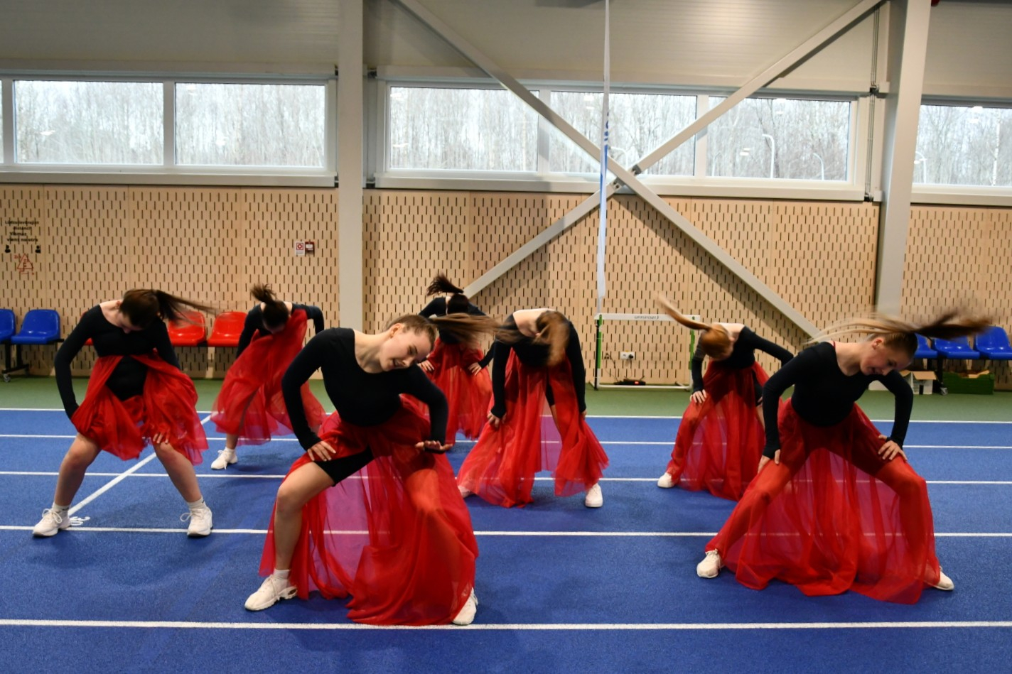 Ugālē uzstājās dejotājas