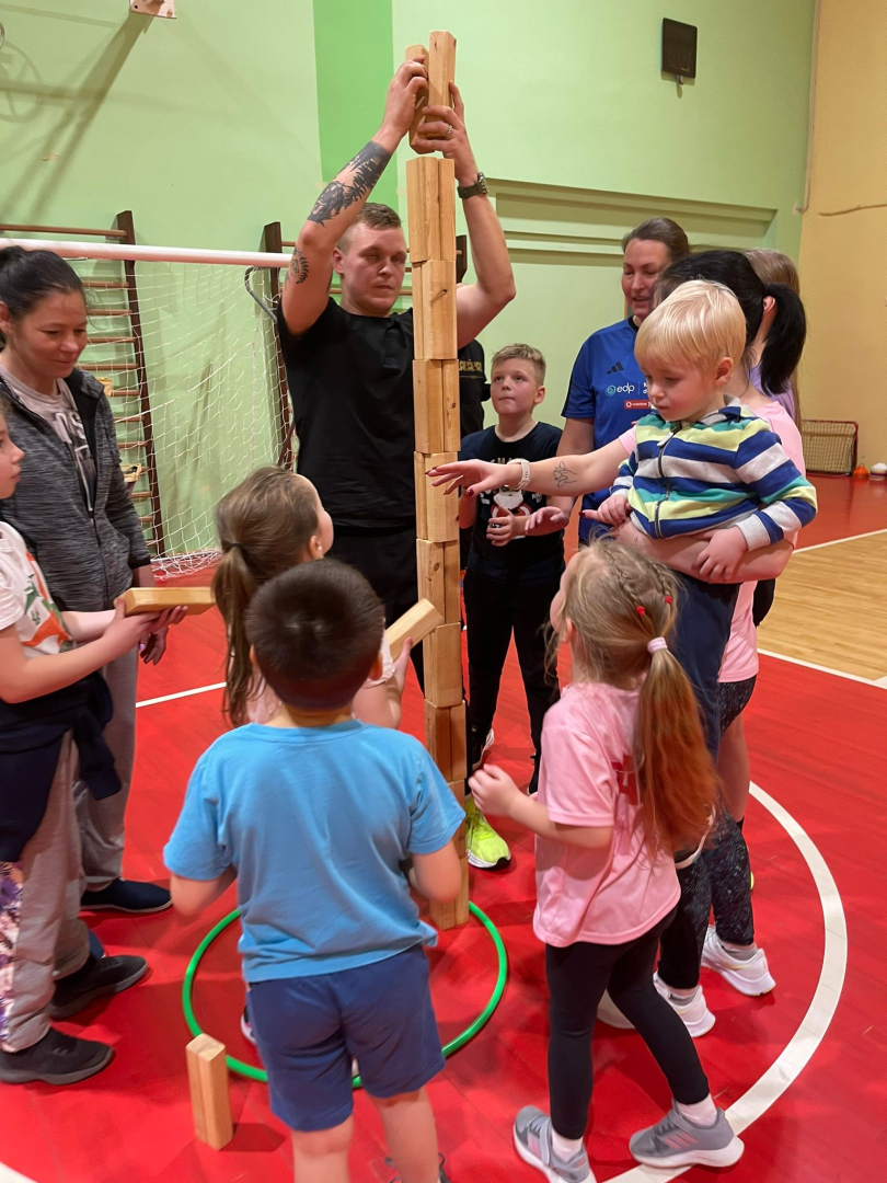 Ģimenes būvē torni no stabiņiem