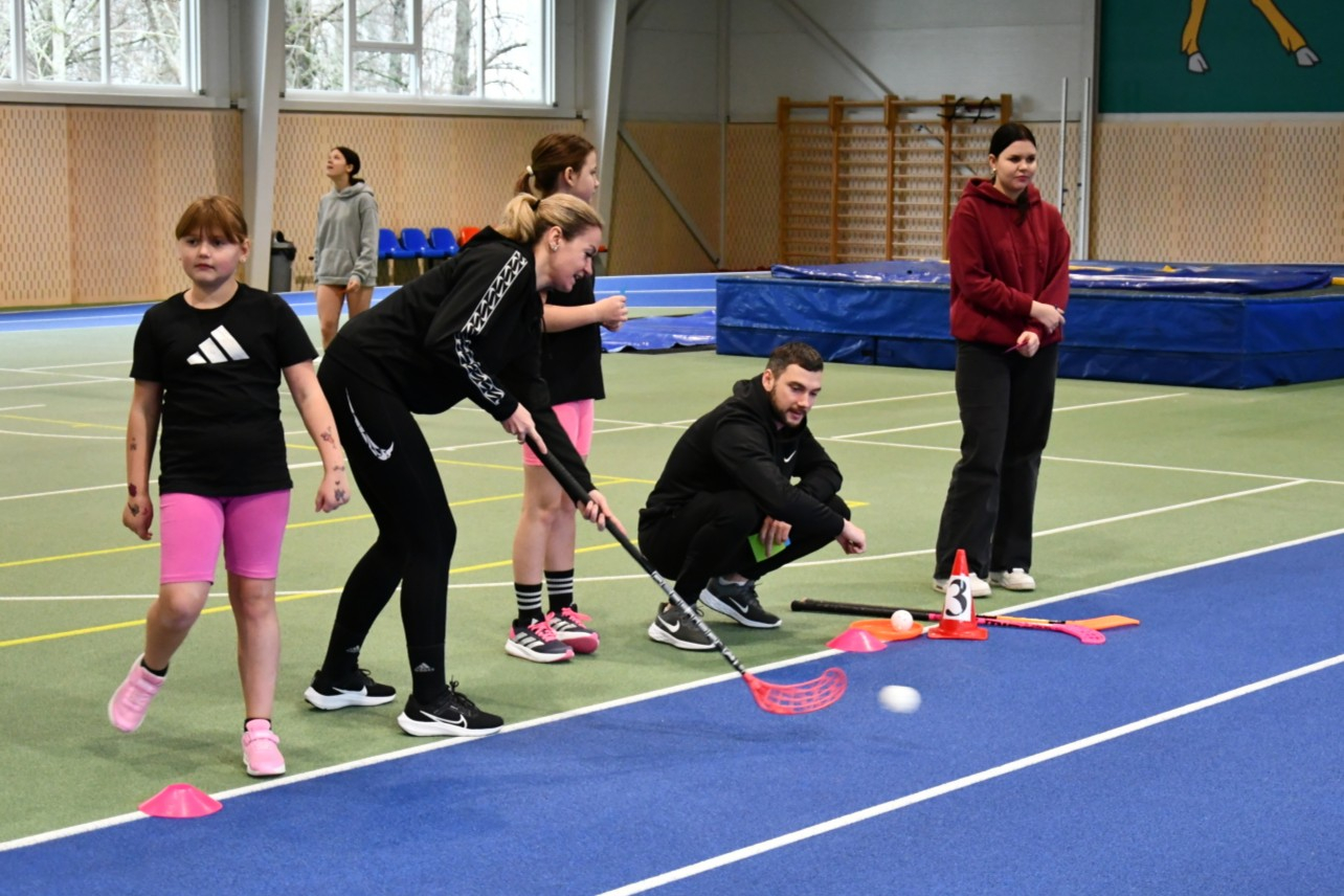 Viena no stafetēm bija florbola tematikā