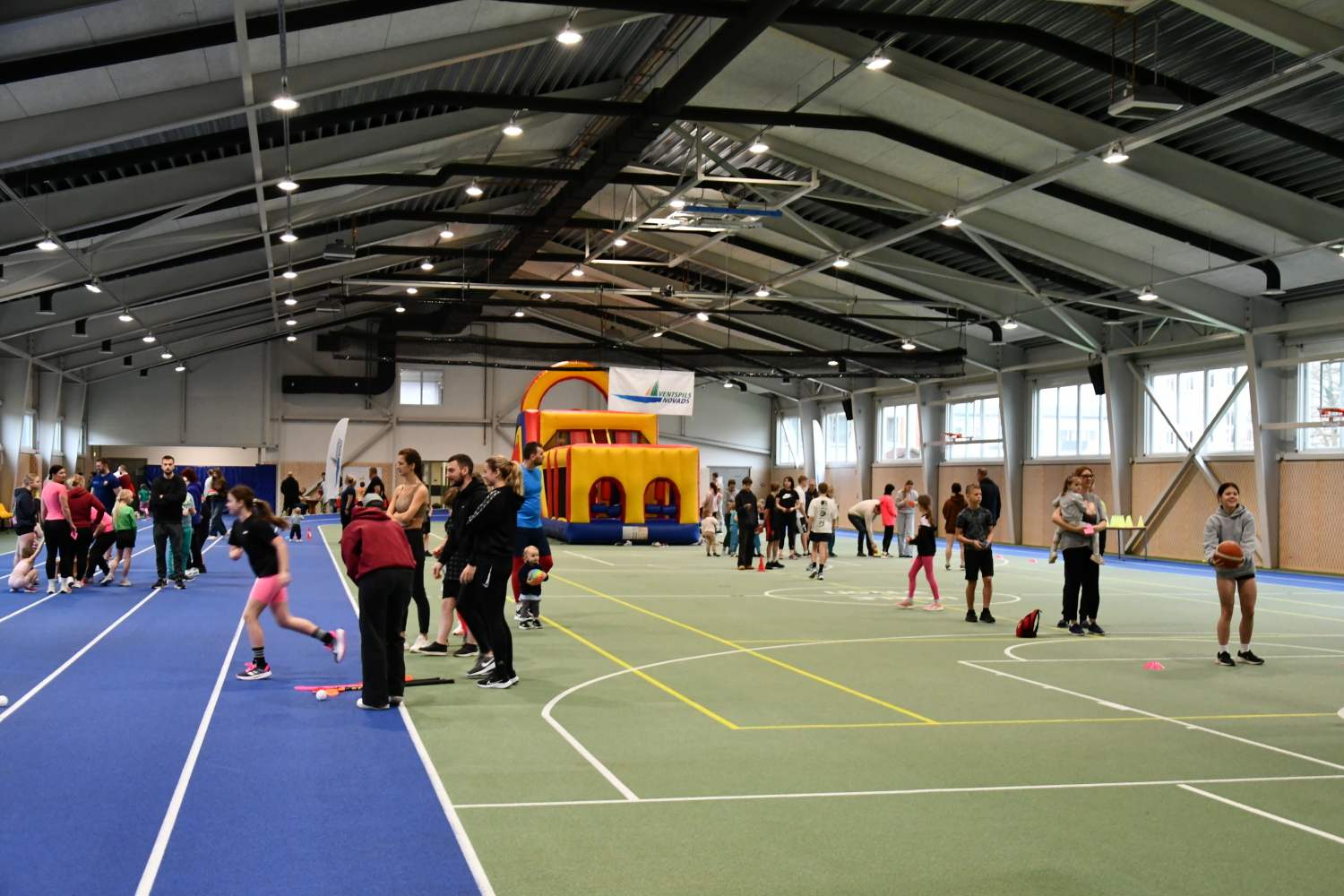 Ugāles sporta centrā bija pilns ar lieliem un maziem sportotājiem