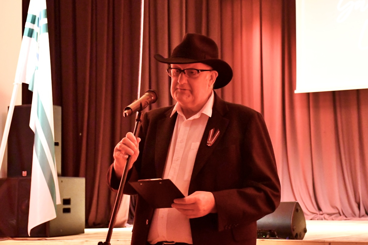 Mākslinieks uzstājās