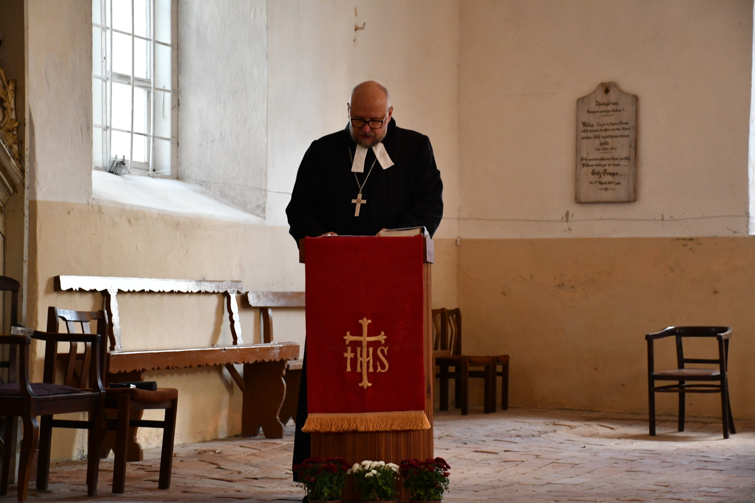 Piltenes baznīcas mācītājs vada svētbrīdi