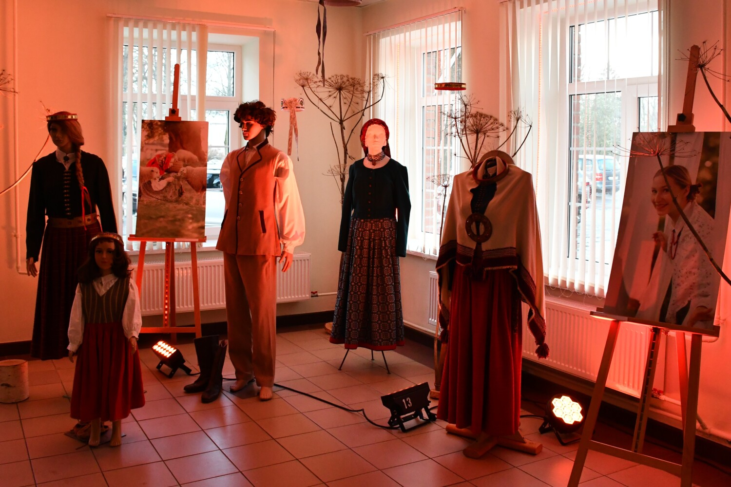 Piltenes kultūras namā latviešu tautas tērpu izkārtojums