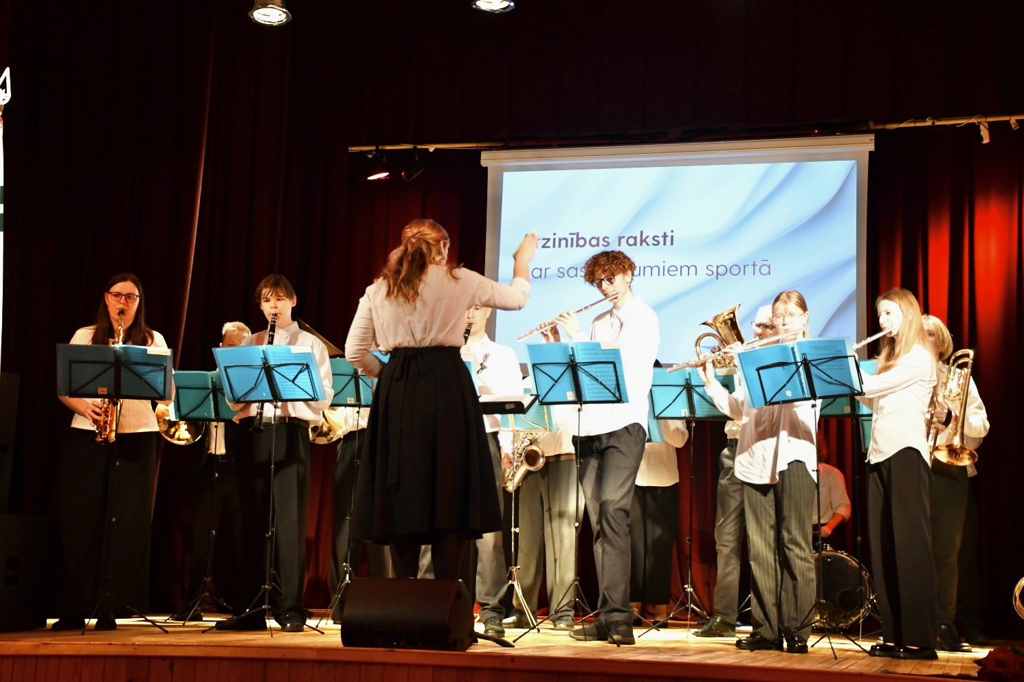 Uzstājās Ugāles pūtējorķestris