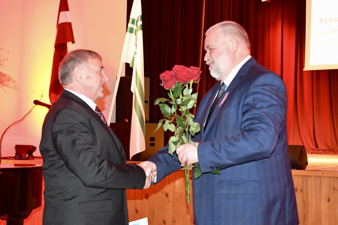 Tiek pasniegti atzinības rakstis