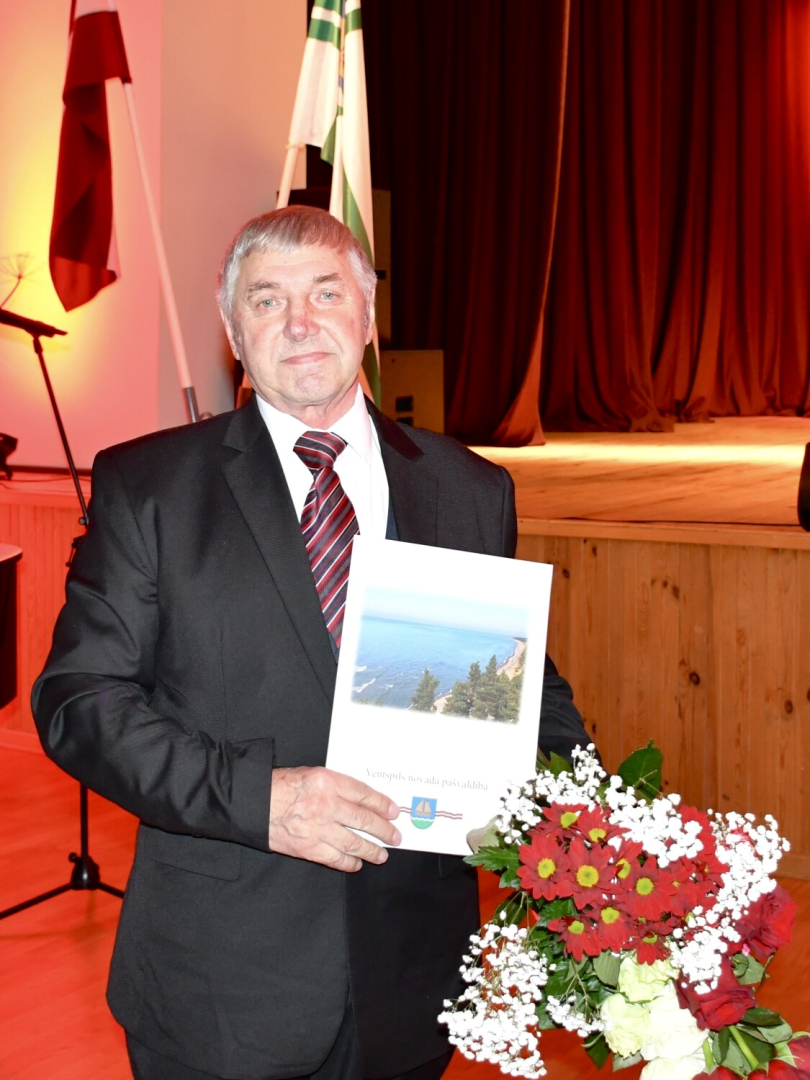 Tiek pasniegti atzinības rakstis