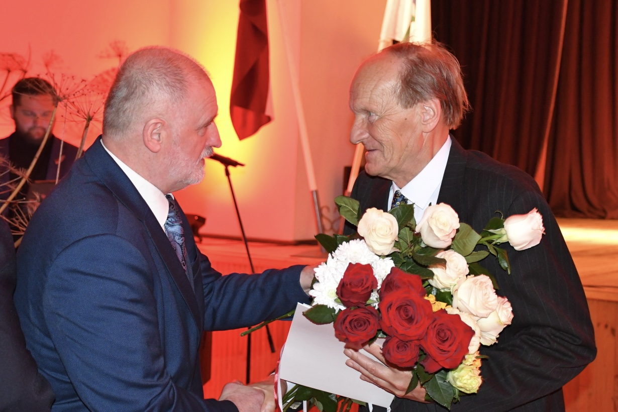 Tiek pasniegti atzinības rakstis