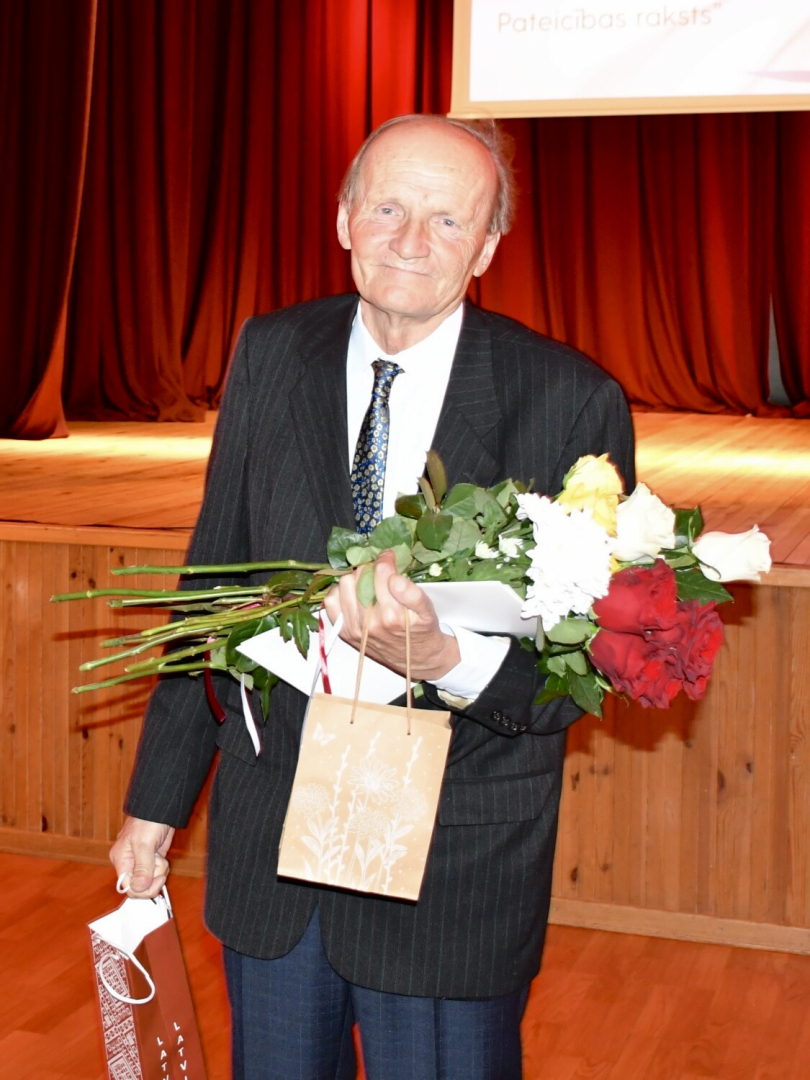 Tiek pasniegti atzinības rakstis