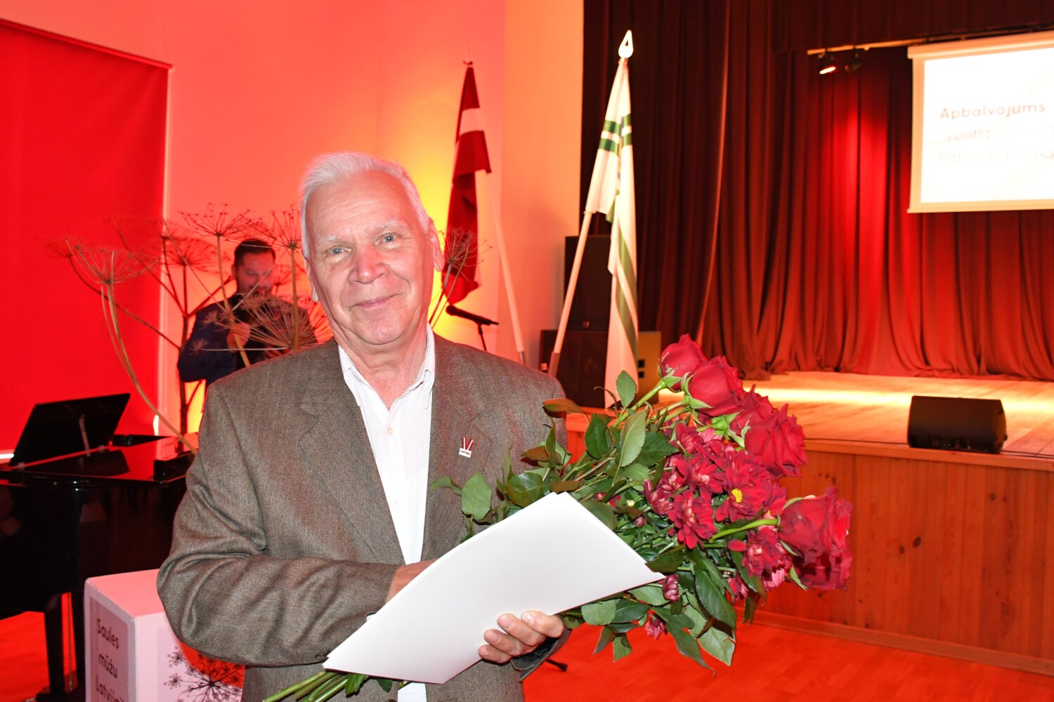 Tiek pasniegti atzinības rakstis