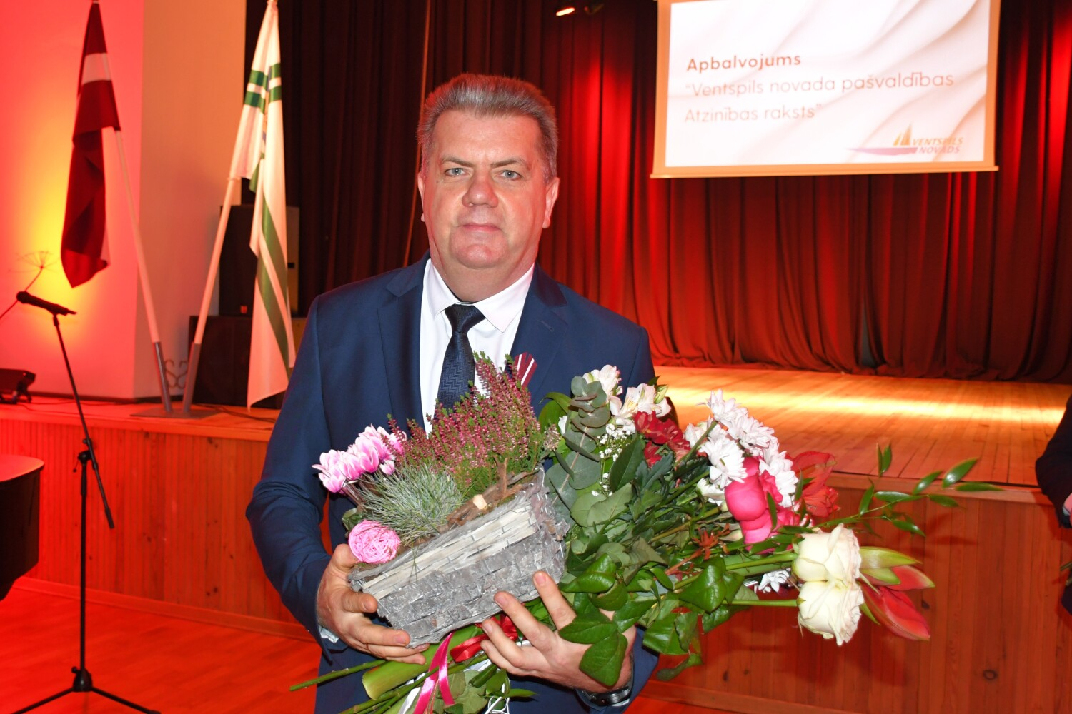 Tiek pasniegti atzinības rakstis