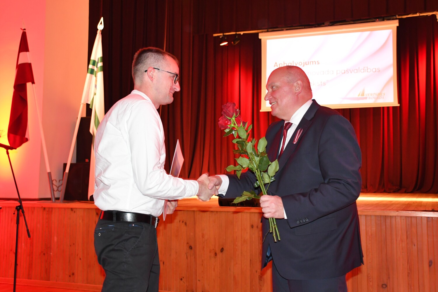 Tiek pasniegti atzinības rakstis