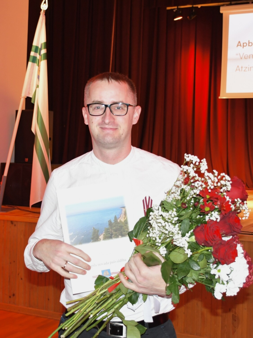 Tiek pasniegti pateicības raksti