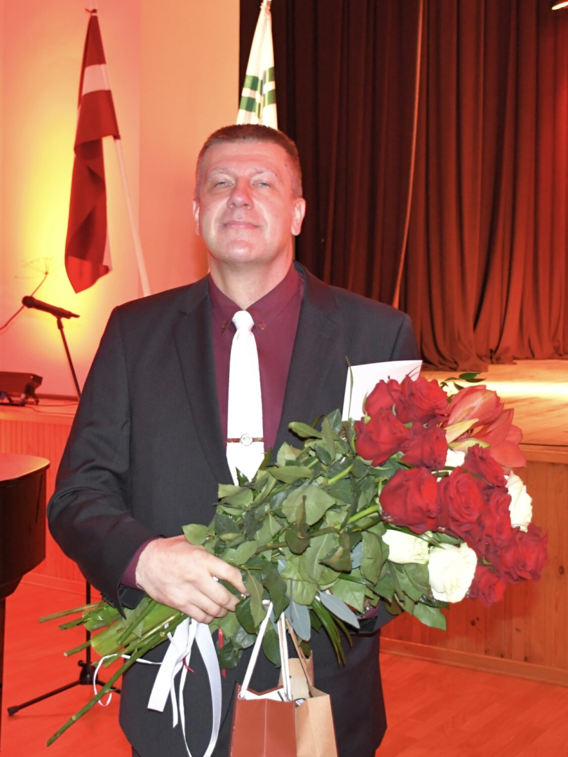 Tiek pasniegti pateicības raksti