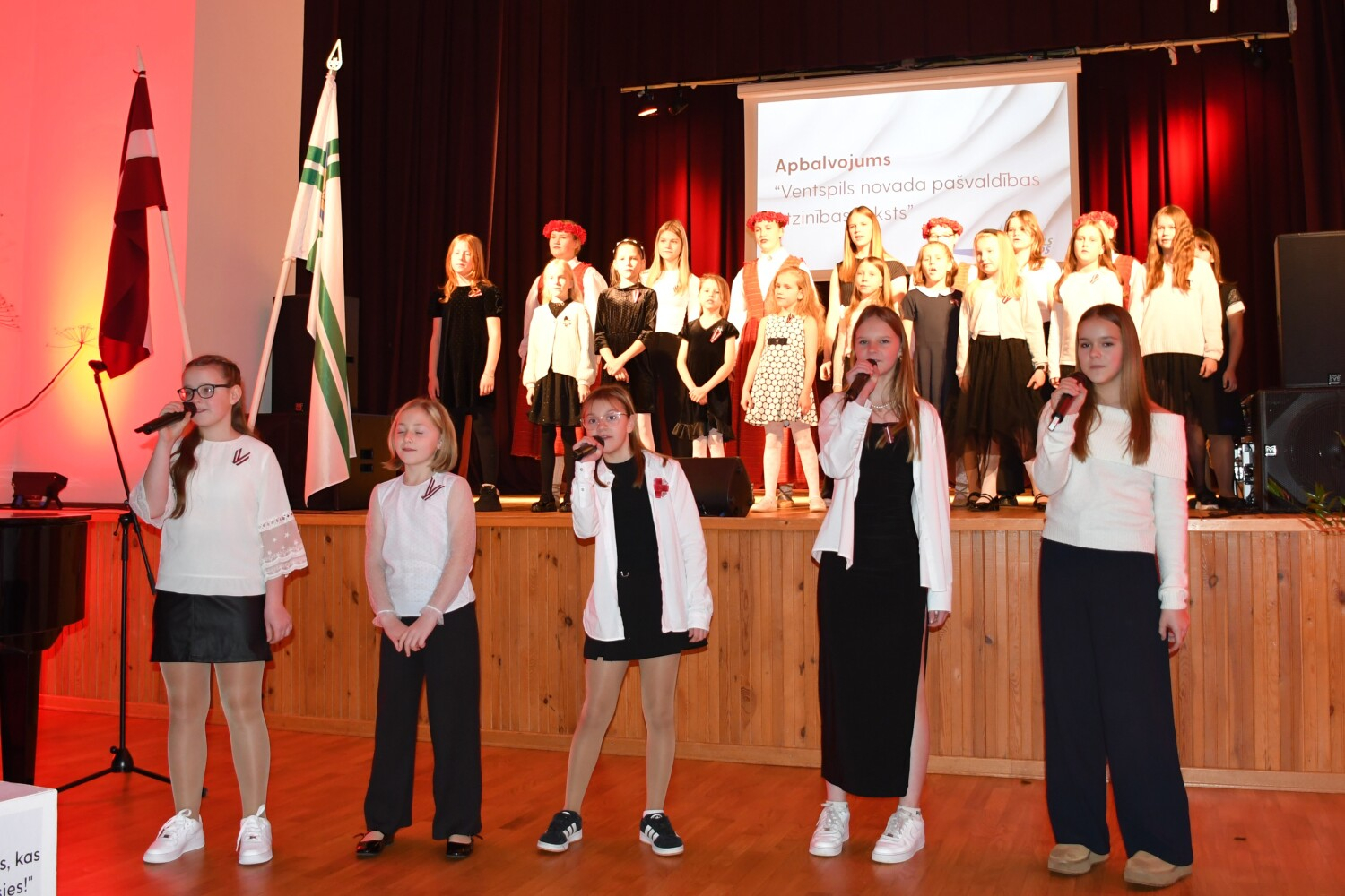 Uzstājās Piltenes jaunietes