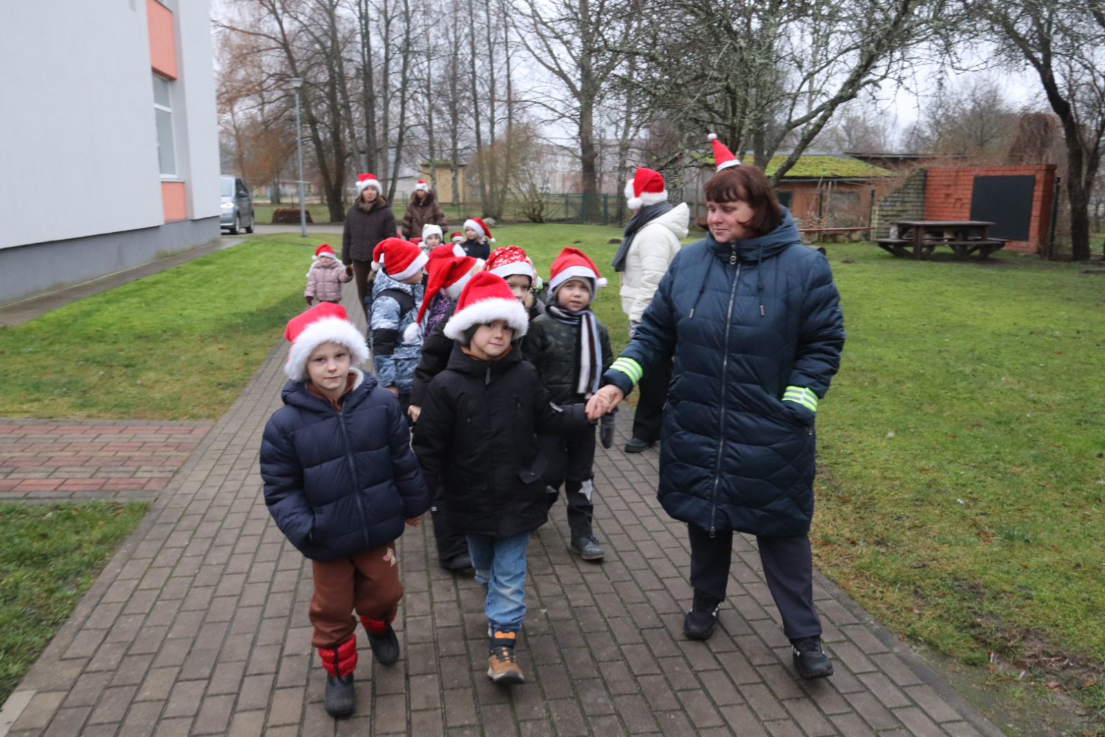 Bērni un audzinātājas dodas sagaidīt salavecīti