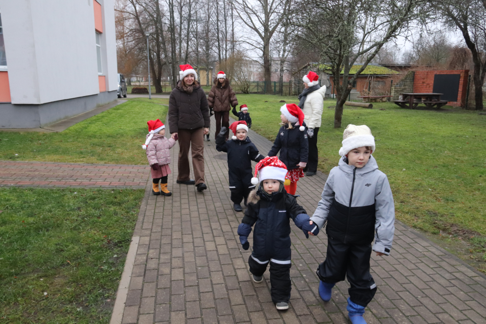 Bērni un audzinātājas dodas sagaidīt salavecīti