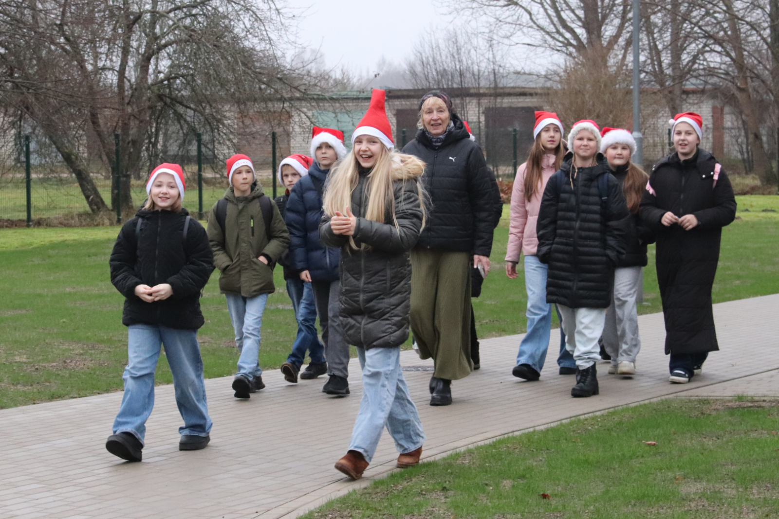 Arī Piltenes pamatskolas bērni ierodas uz svētku pasākumu