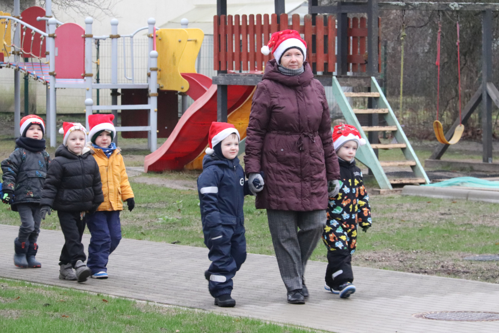 Bērni ar audzinātājām dodas sagaidīt salavecīti