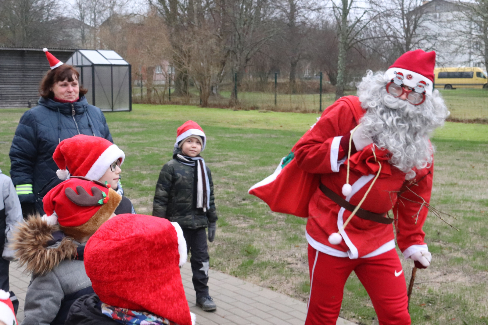 Salavecīts ieradies iepriecināt Piltenes bērnus