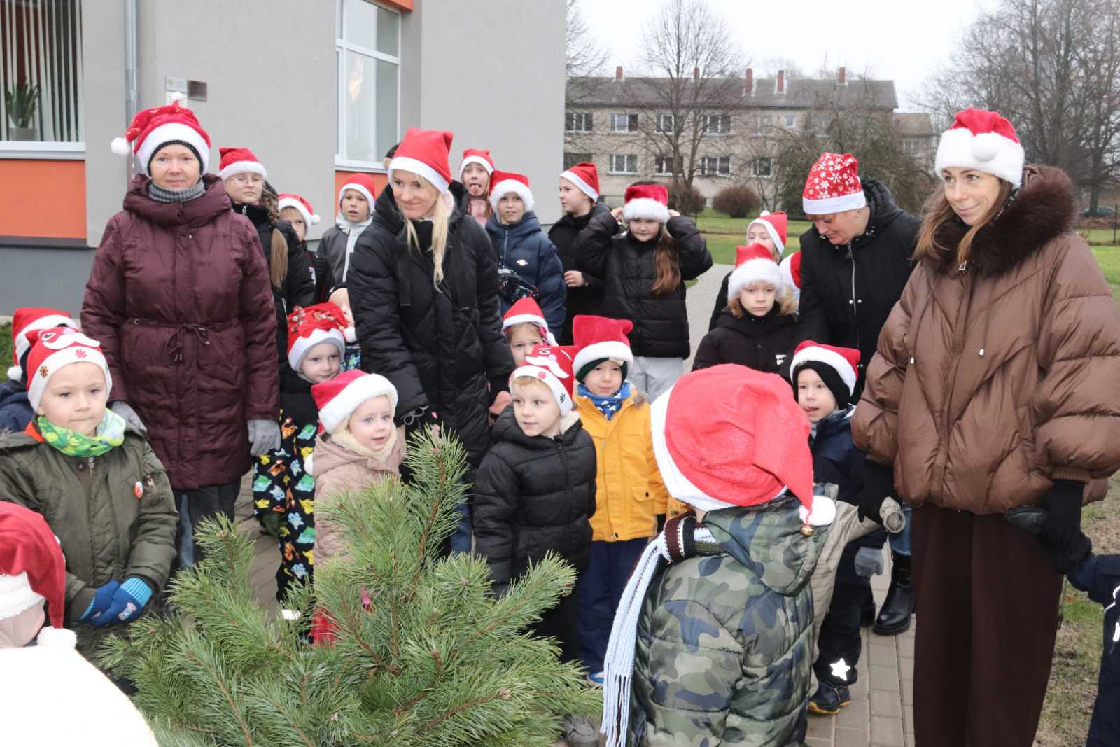 Bērni un audzinātājas gaida salavecīti